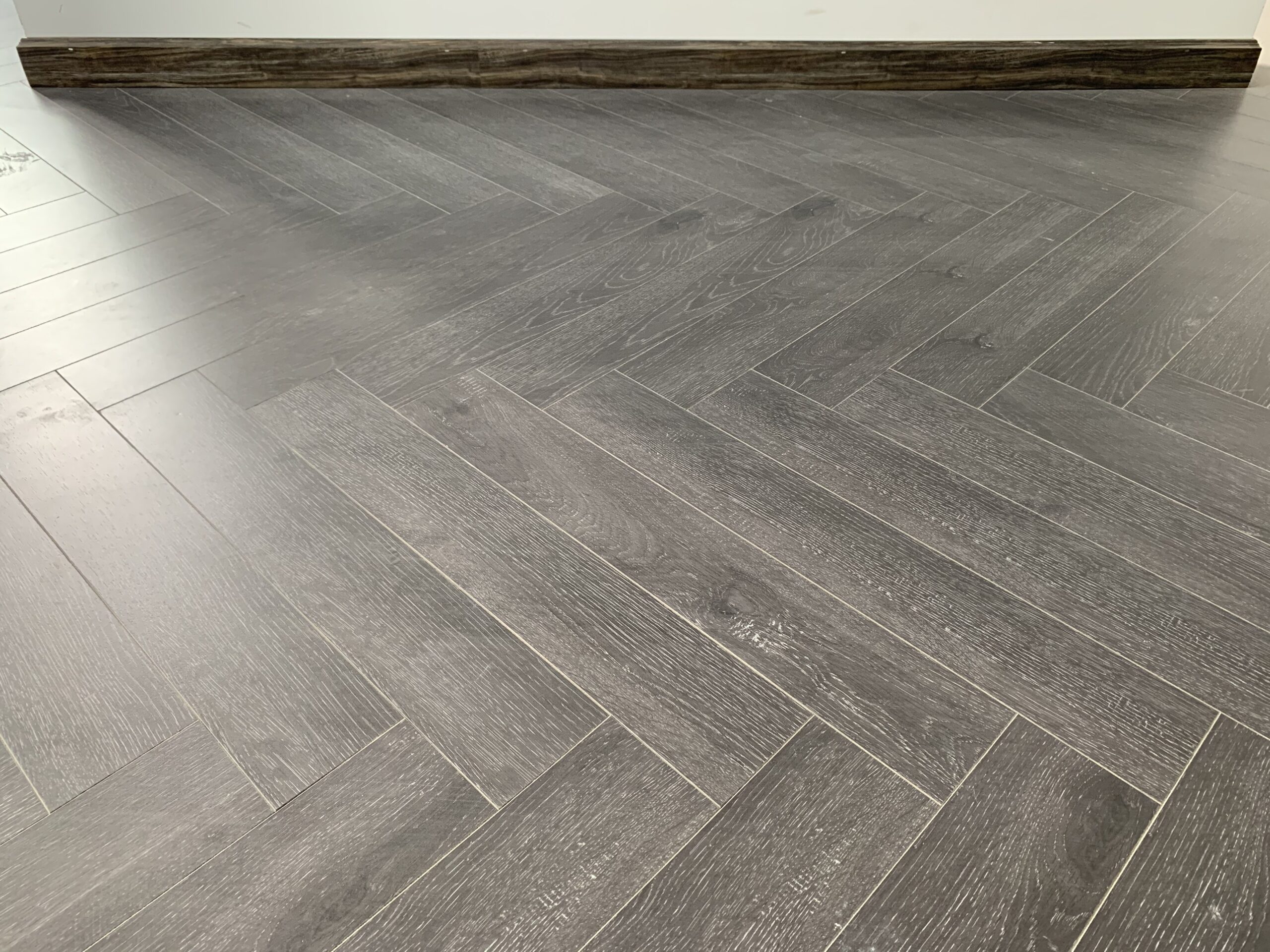 Sàn gỗ xương cá Lamton D8215HR Black Aramis