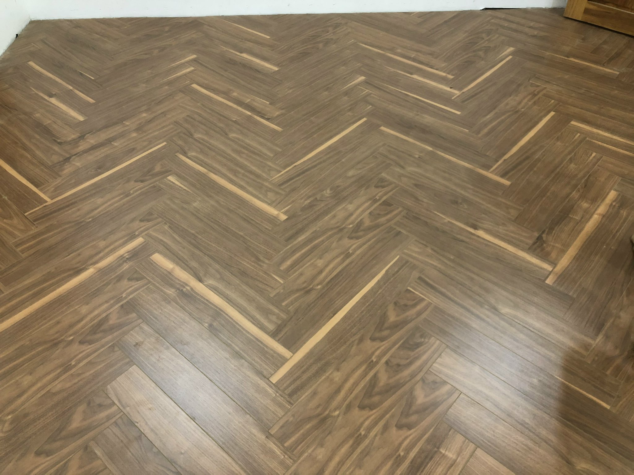 Sàn gỗ xương cá Lamton D8230HR Brown Parquet