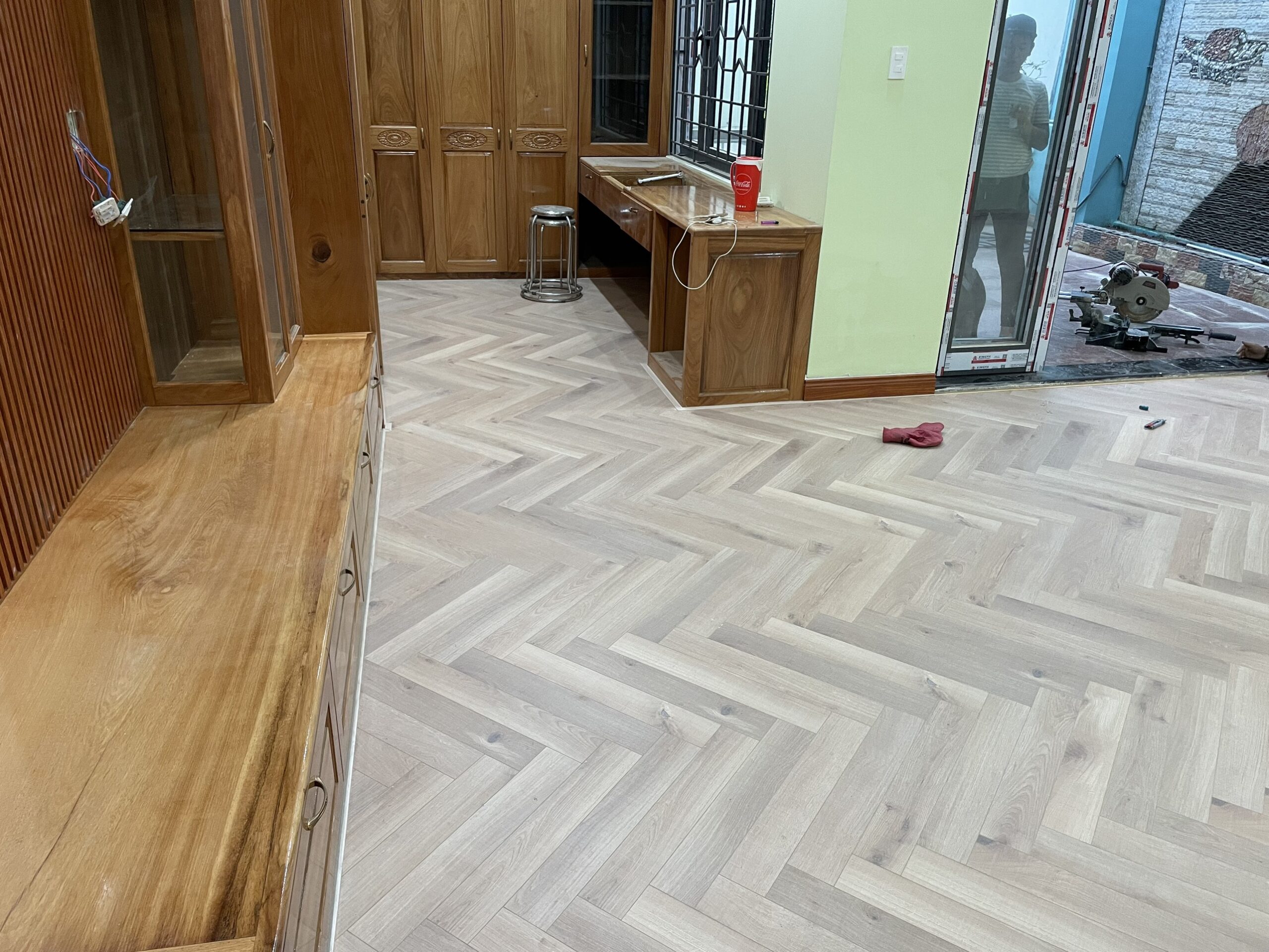 Sàn gỗ xương cá Lamton Herringbone D8190HR 12mm tông sồi tự nhiên - sản phẩm best seller 2026