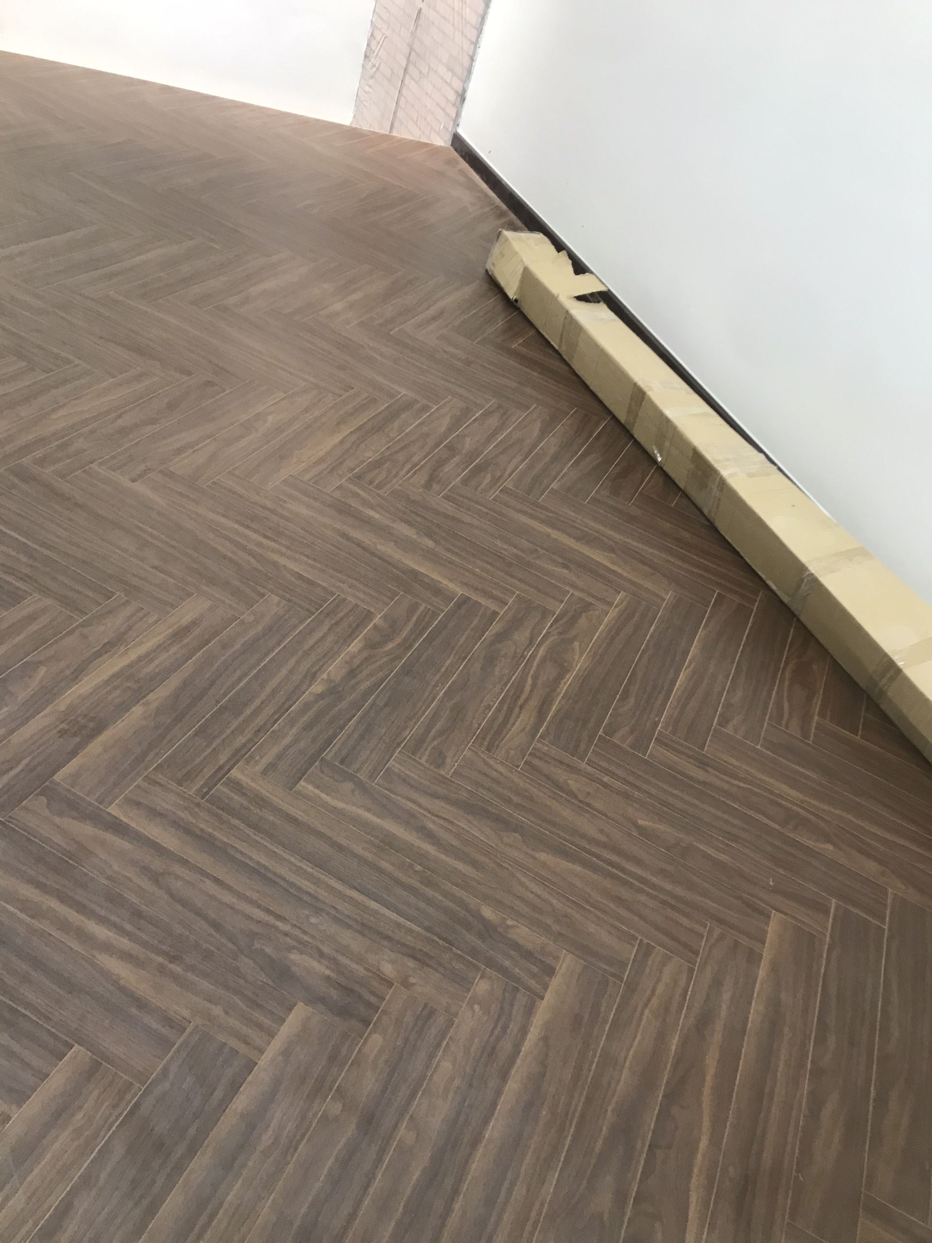 Sàn gỗ Lamton xương cá D8190HR Waldo Walnut 12mm