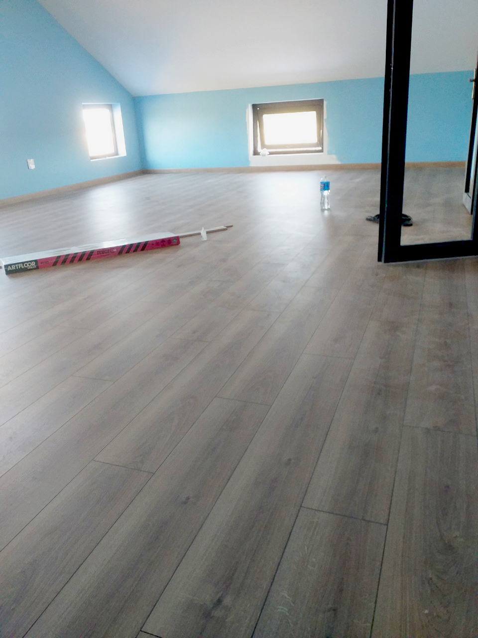 Hình ảnh thi công sàn gỗ Artfloor 8mm thực tế phòng khách