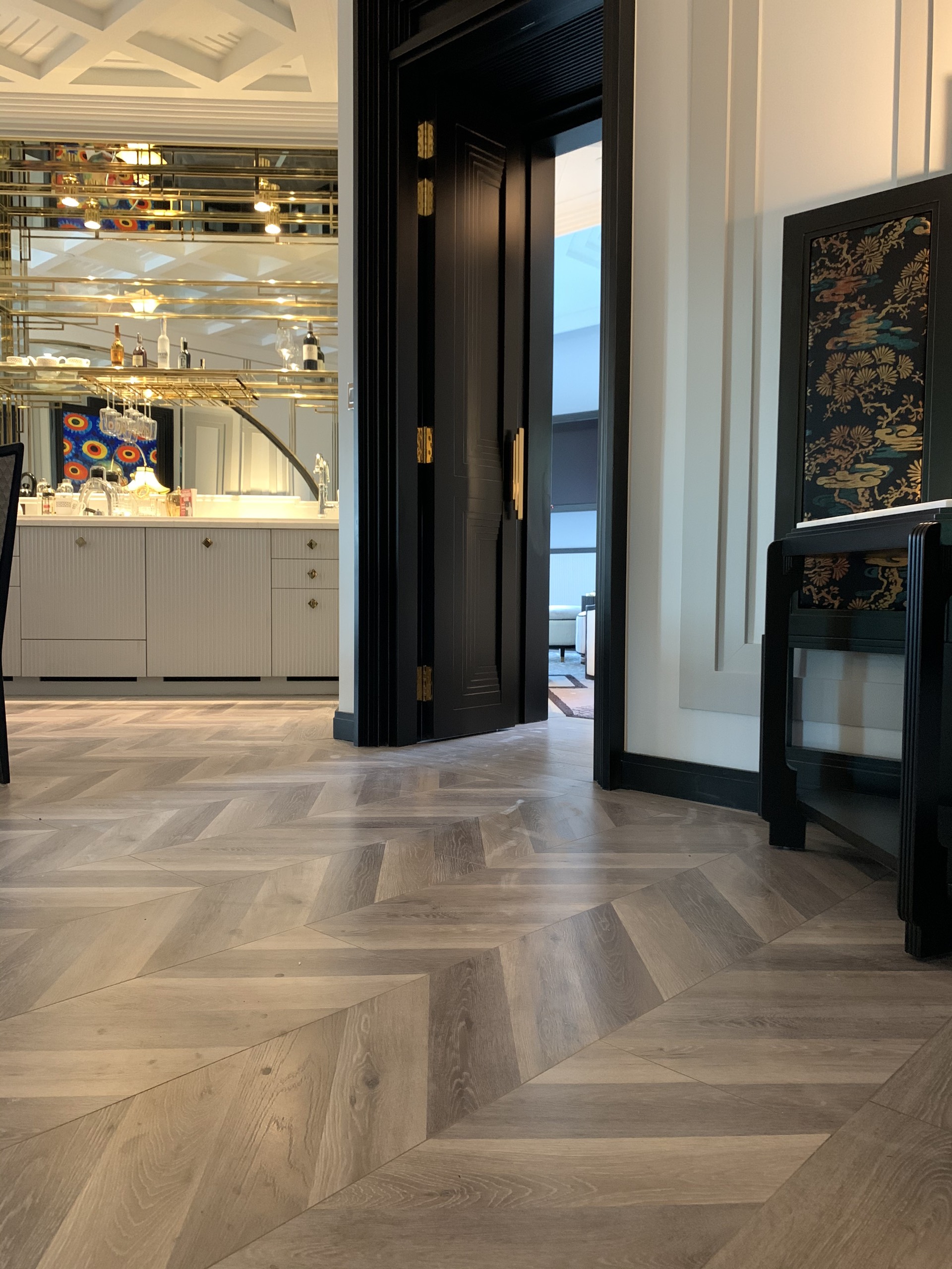 Phối cảnh phòng ngủ ấm cúng lót sàn gỗ Lamton Chevron mã D3088