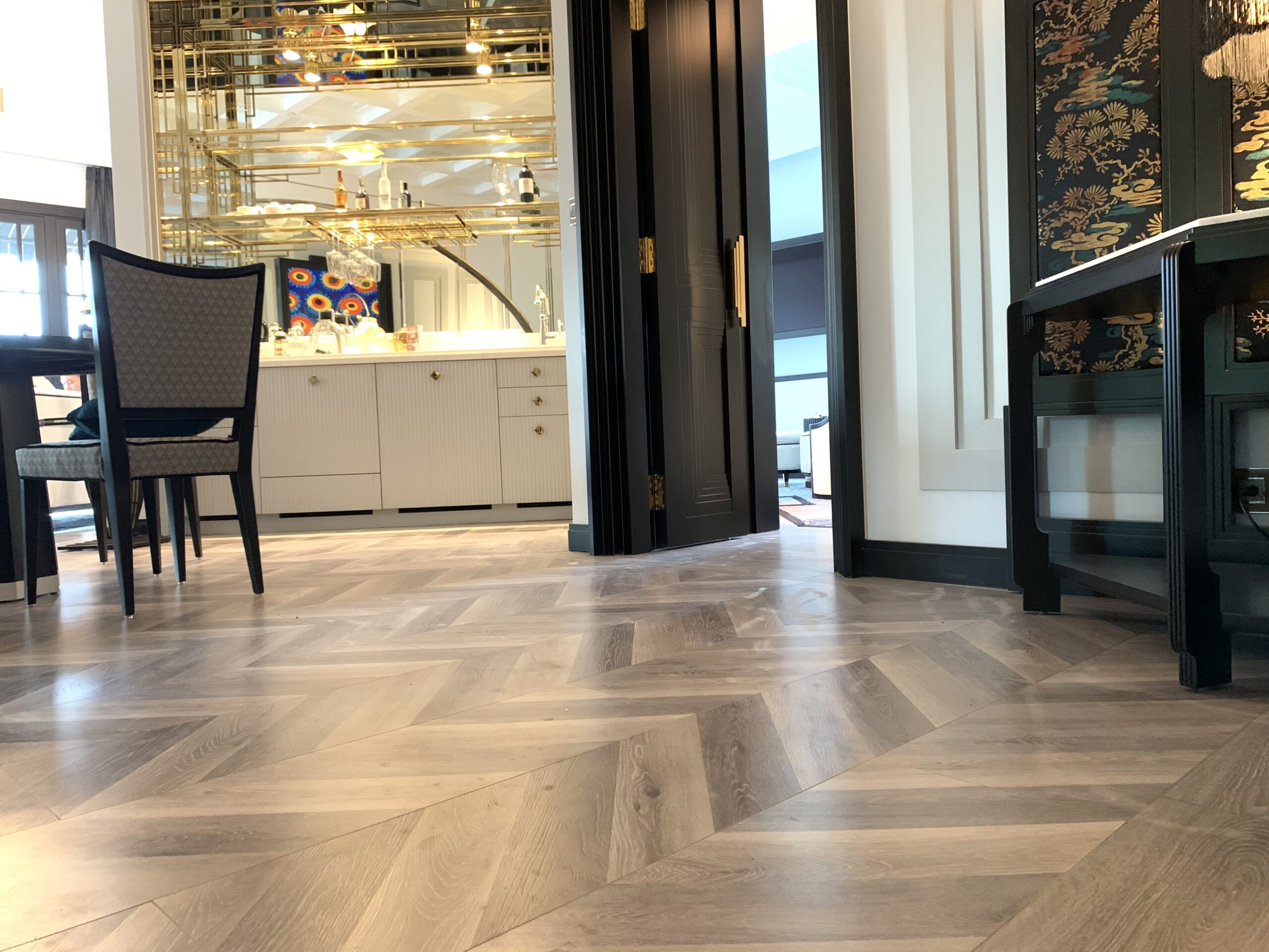 Góc ghép hèm khóa 45 độ chuẩn xác của sàn gỗ Lamton Chevron