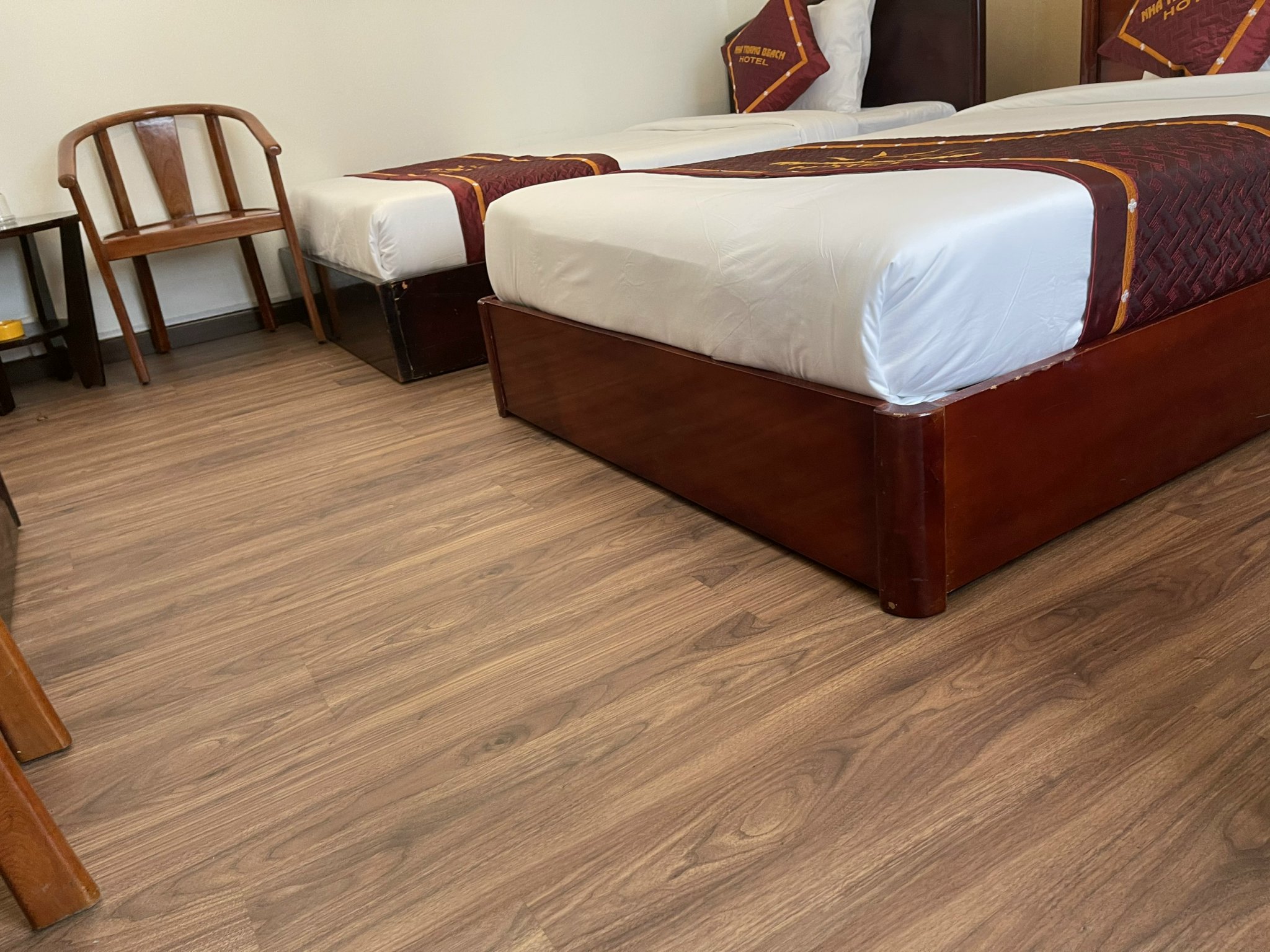 Thi công lát sàn gỗ Hillman 12mm phòng khách rộng rãi hiện đại