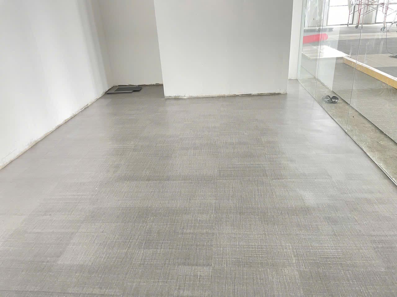Sàn nhựa INTERFLOR dán keo 3mm IV302 thi công văn phòng