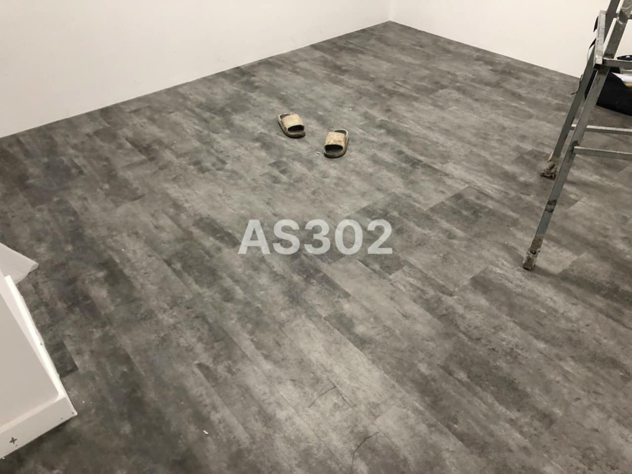 Sàn nhựa INTERFLOR hèm khóa AS302 thi công showroom