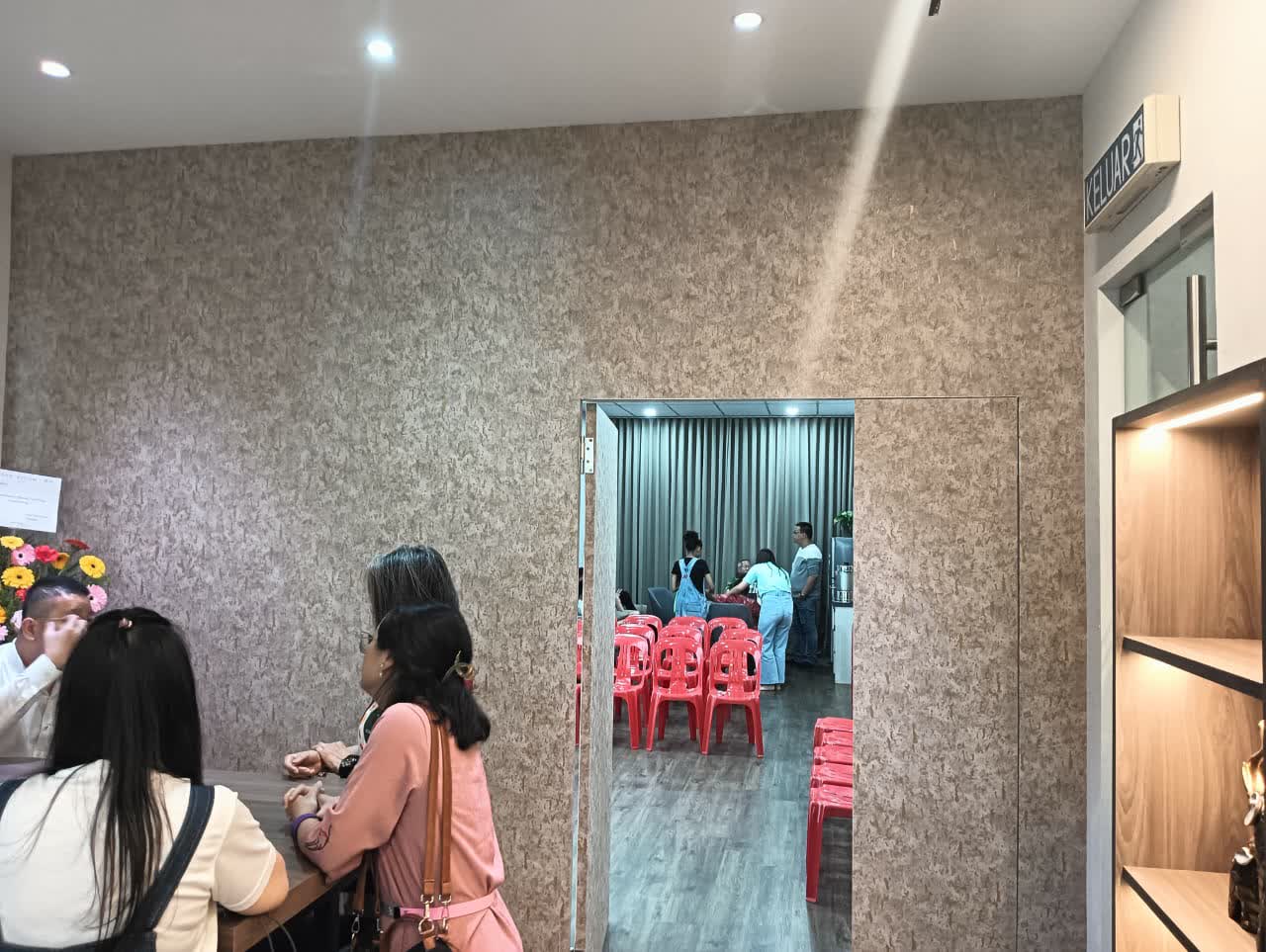 Thi công giấy dán tường điểm nhấn phòng khách chung cư TPHCM