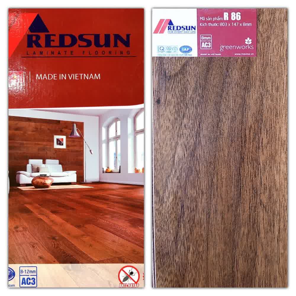 Phụ kiện len nẹp chân tường đồng bộ với sàn gỗ Redsun 8mm thi công tỉ mỉ