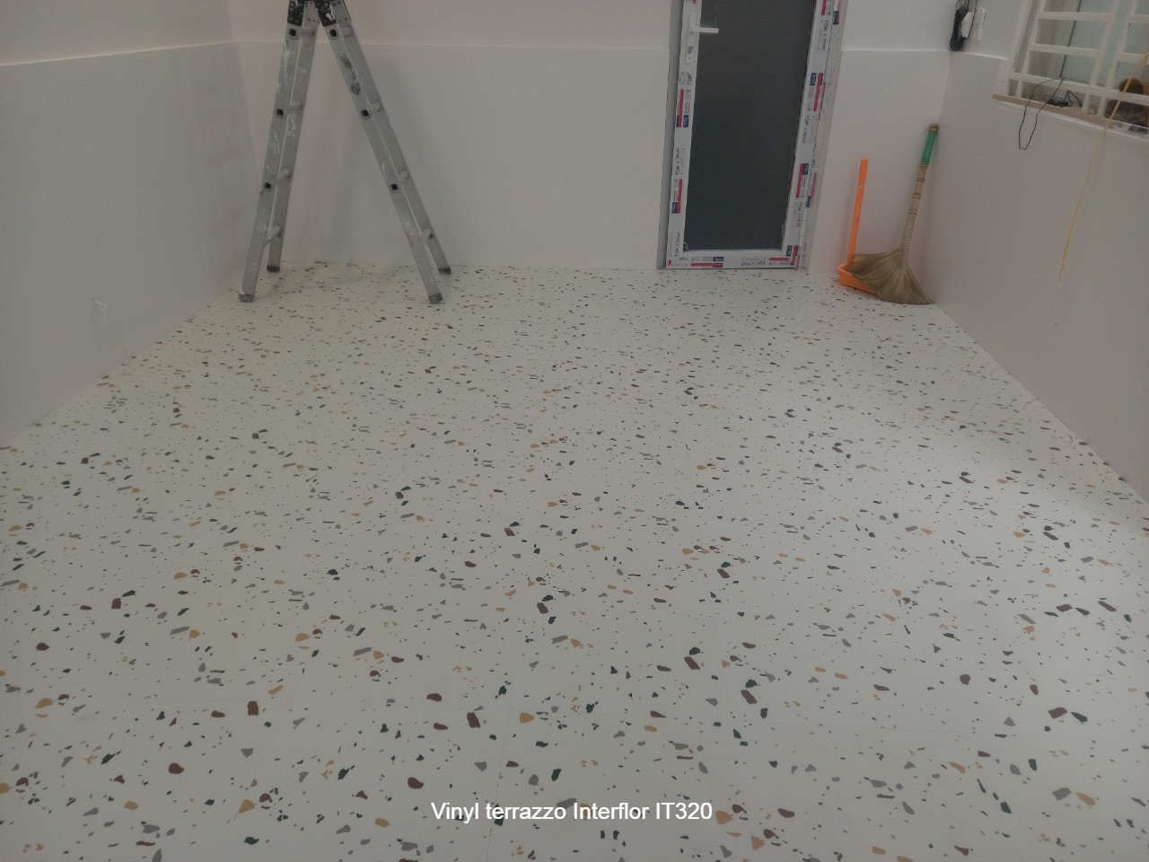 Sàn nhựa INTERFLOR Terrazzo IT320 vân đá xanh