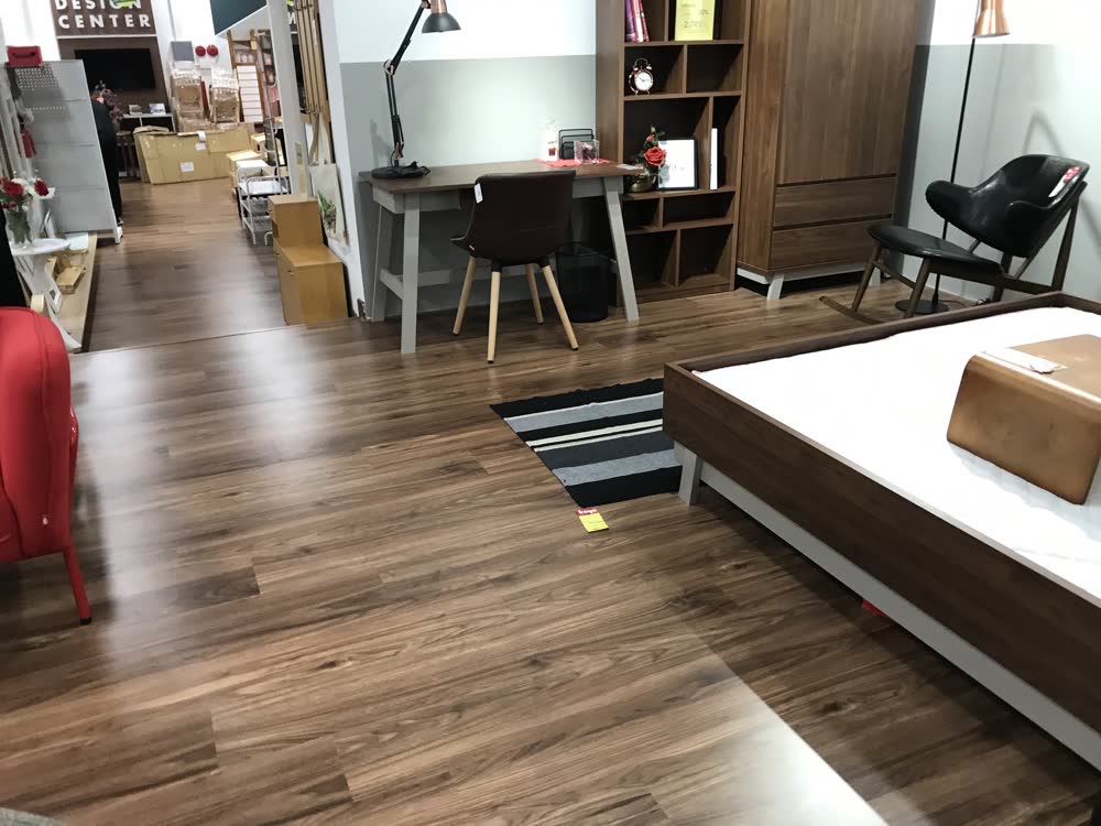 Bề mặt hoàn thiện sàn gỗ Lamton Rustic phẳng phiu chịu lực êm chân