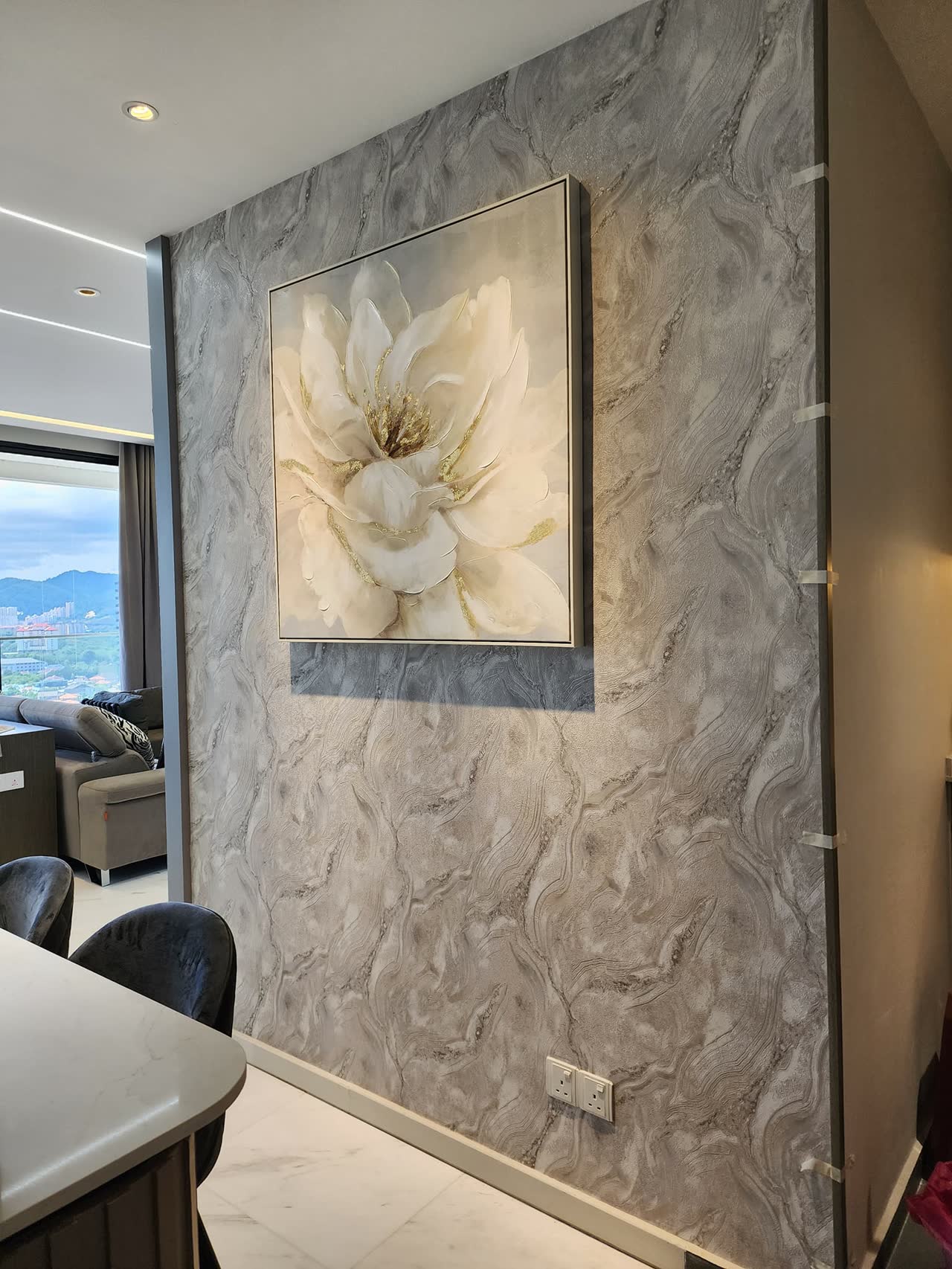 Thi công giấy dán tường showroom cửa hàng đẹp sang trọng tại TPHCM