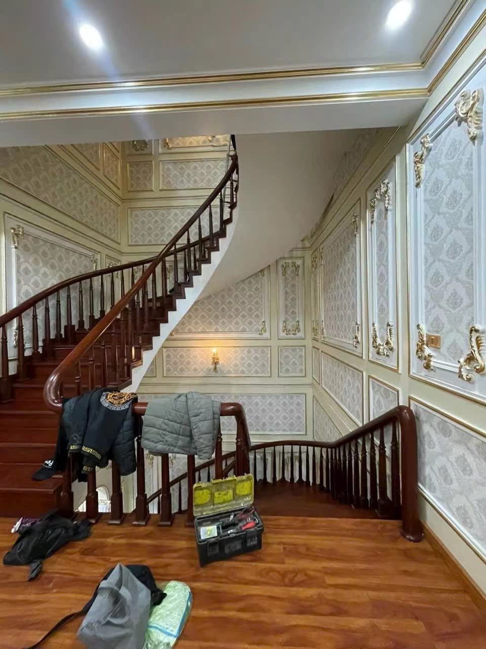 Không gian showroom thời trang hiện đại dán giấy tường mảng trang trí dán nẹp ánh kim