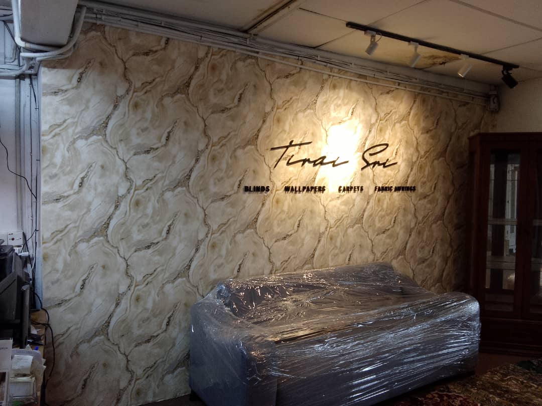 Phòng ngủ tối giản với giấy dán tường tone be và sàn gỗ tự nhiên