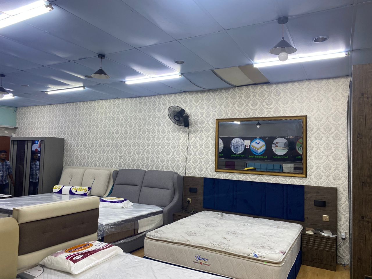 Mẫu giấy dán tường tối giản tone xám nhạt kết hợp đồ nội thất gỗ