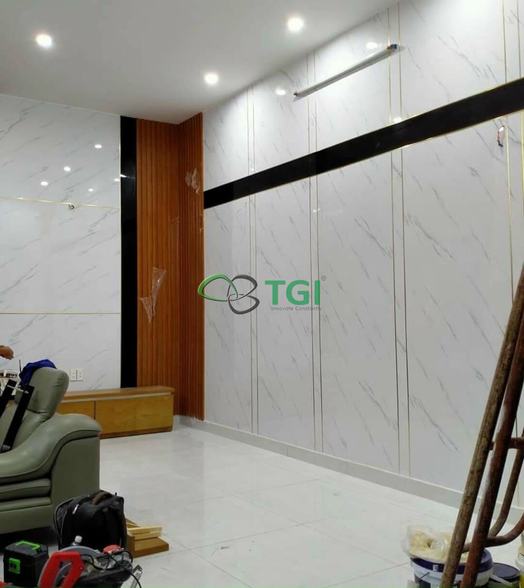 So sánh tấm ốp tường phòng tắm PVC với gạch men truyền thống