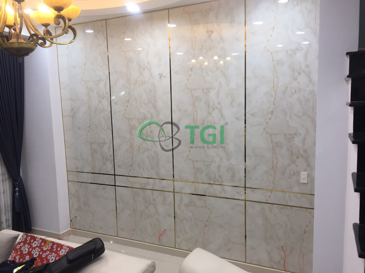 Tấm ốp tường nhà tắm PVC vân đá cẩm thạch tone vàng kem cao cấp