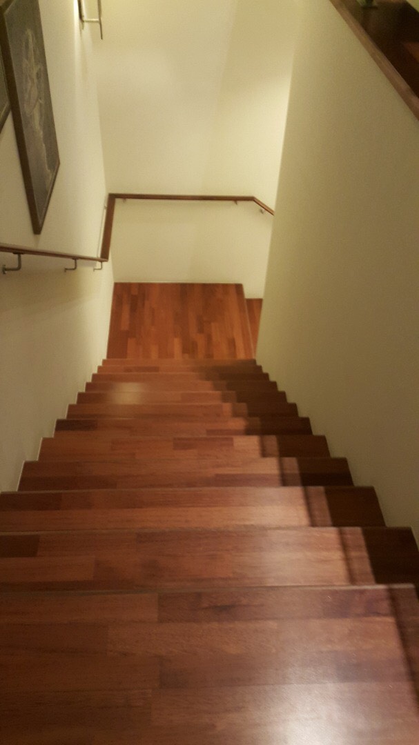 Cầu thang gỗ tự nhiên óc chó - biệt thự Phú Mỹ Hưng Quận 7