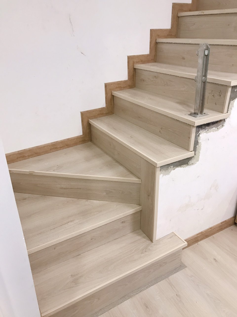 Showroom nội thất sàn gỗ cầu thang sang trọng