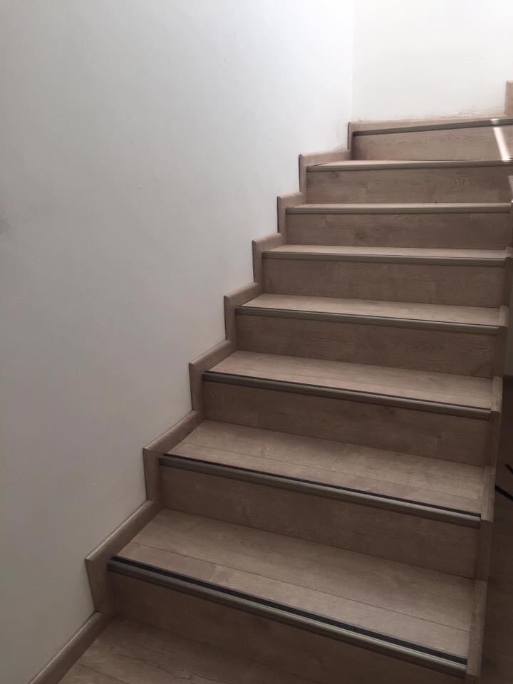So sánh 5 vật liệu cầu thang nhà hàng