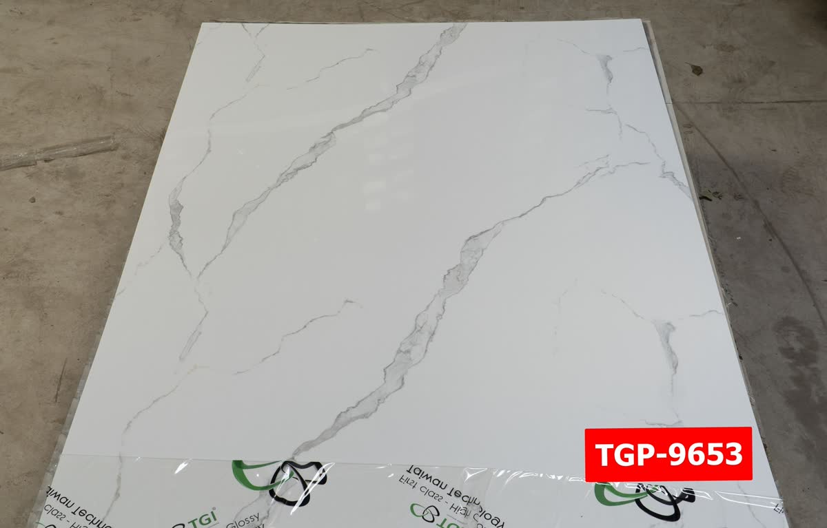 Tấm ốp tường PVC cho phòng ngủ vân đá cẩm thạch tone trắng ngà chuyên dụng