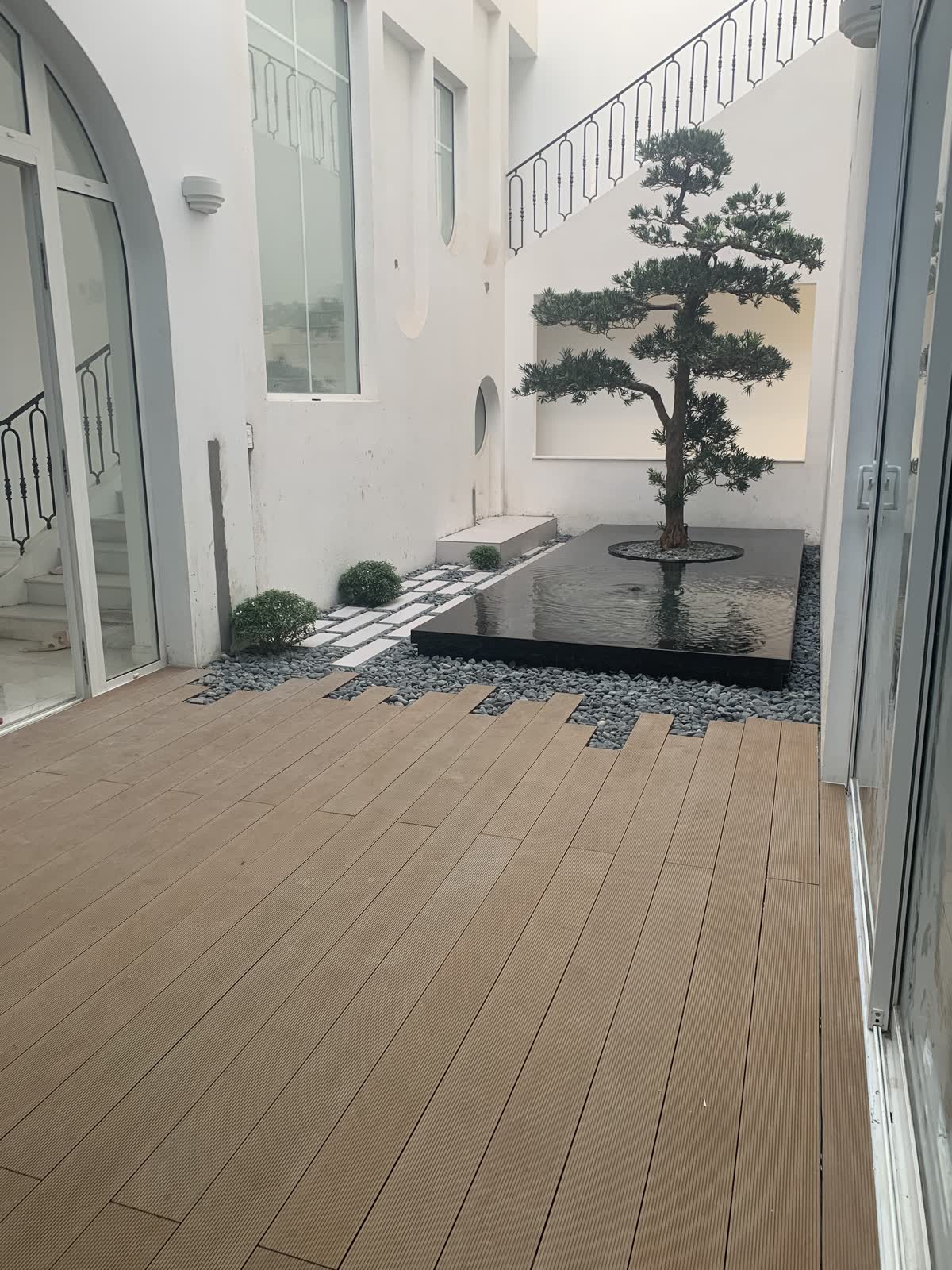 Sàn gỗ ngoài trời Skywood DK14025B hoàn thiện lối đi resort