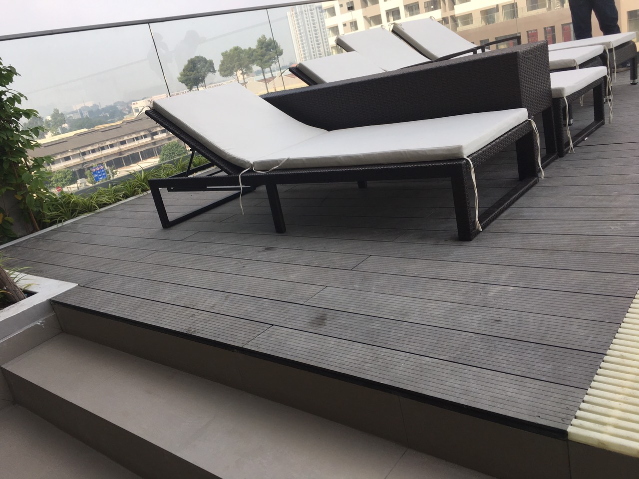 Chi tiết mặt sàn WPC DK14025SR lắp trên khung thép cho lối đi