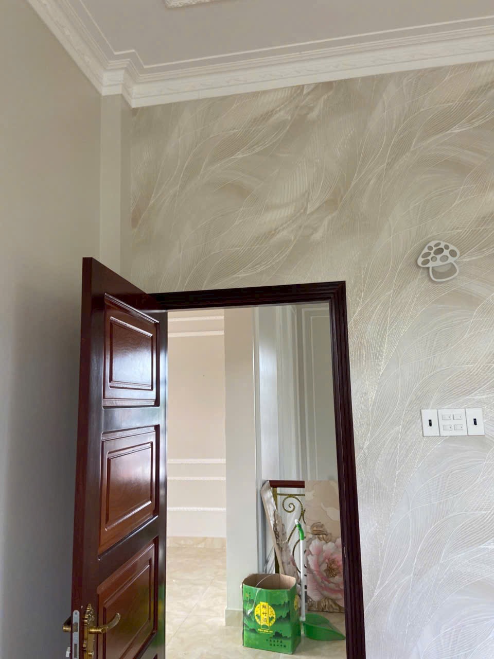 Giấy dán tường đen damask vàng đồng phòng ngủ master