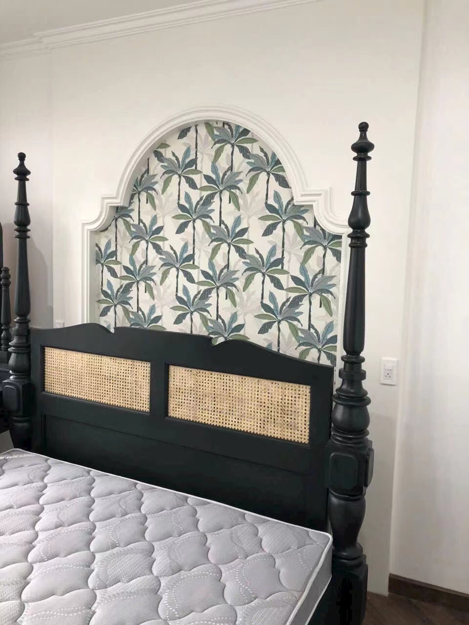 Không gian khu chờ phòng hồi sauna dán giấy dán tường màu sáng thư giãn tại showroom Sàn Gỗ Thiên Ngân