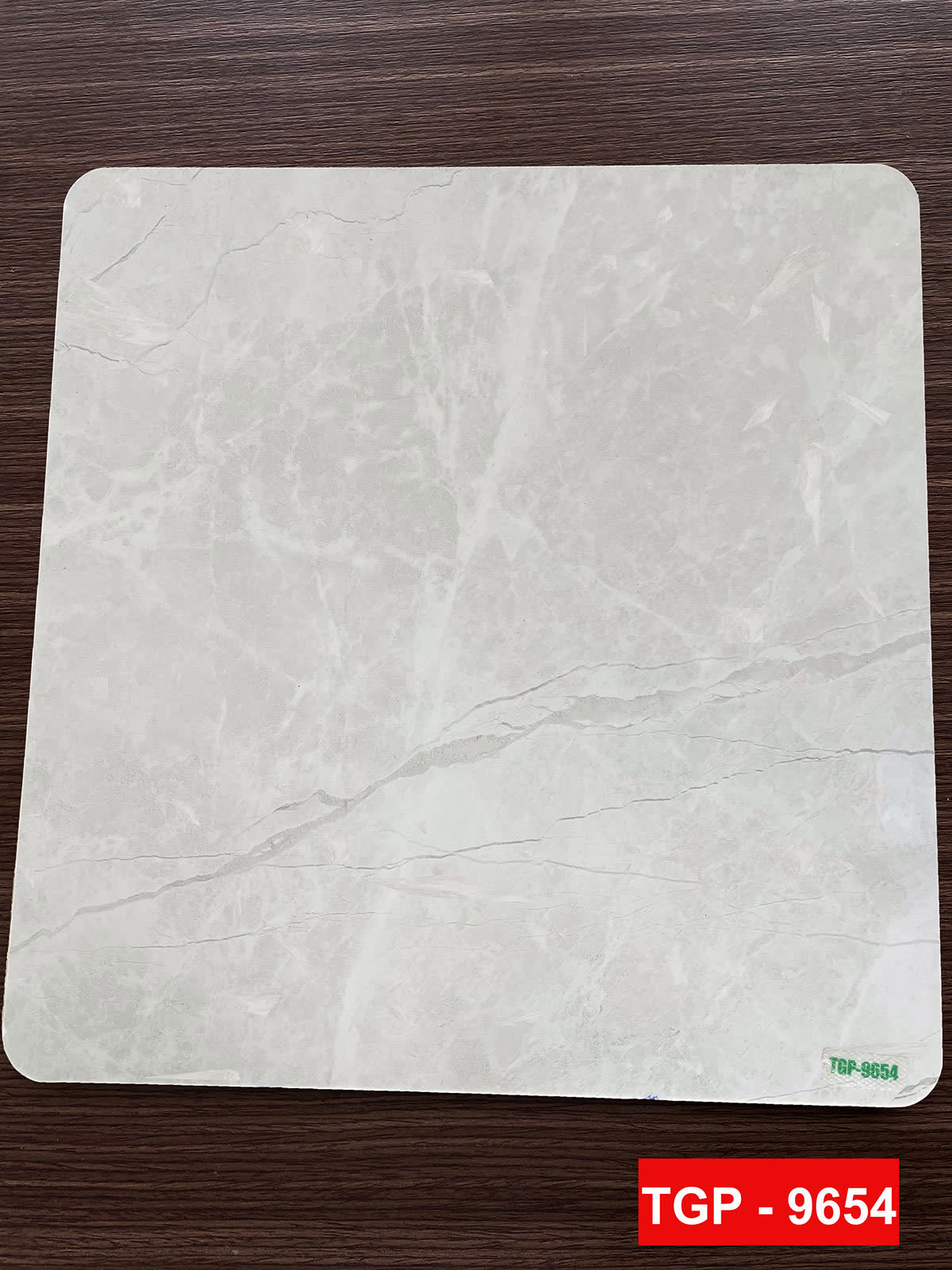 Tấm ốp tường PVC giả đá vân marble màu trắng ngà TGI thi công thực tế