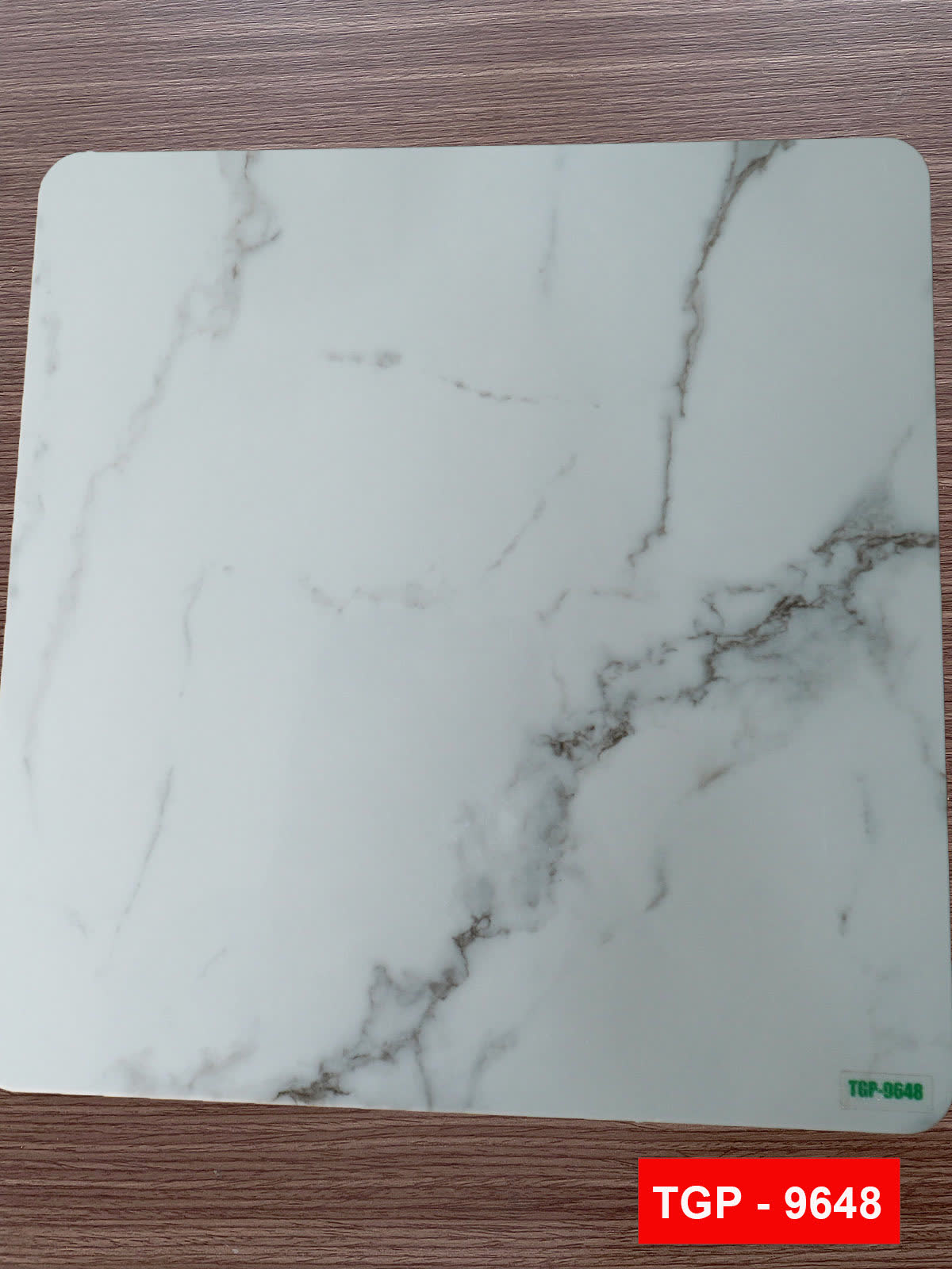 Phào chỉ nhựa PVC màu trắng kết hợp tấm ốp vân đá trong thi công hoàn thiện