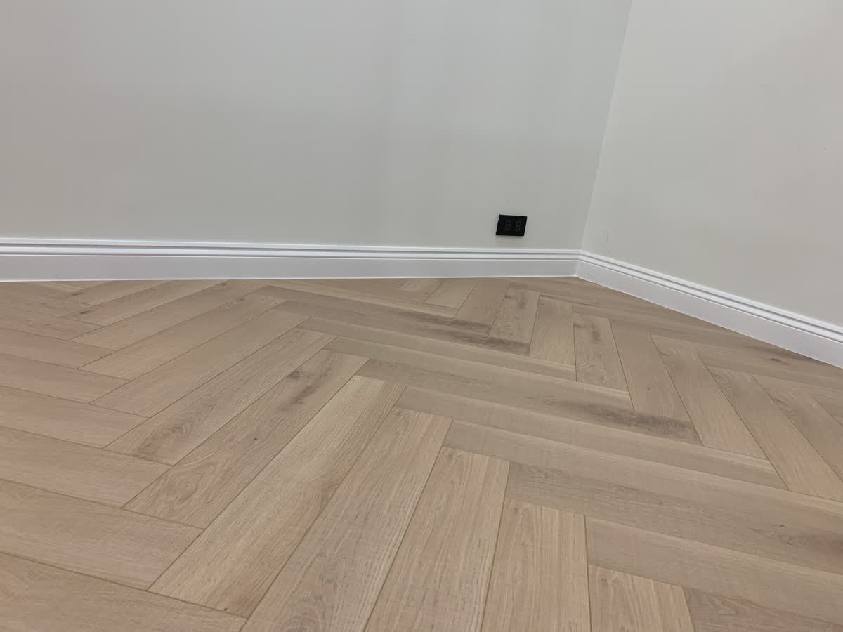 Sàn gỗ xương cá tone nâu tự nhiên thi công phòng ngủ cao cấp