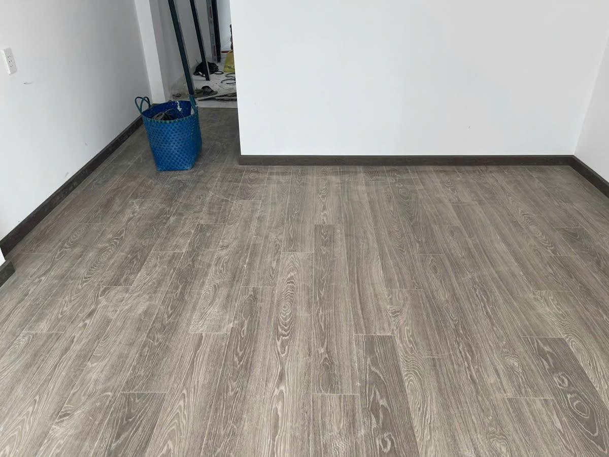 Cắn răng cưa 8mm tạo rãnh keo đồng đều khi dán sàn gỗ