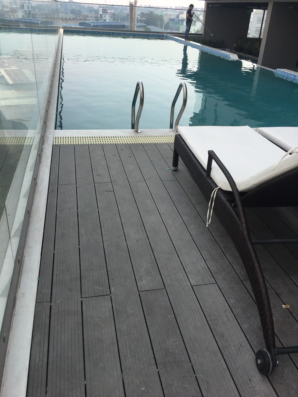 Sàn WPC tone vàng ấm cho quán cafe rooftop