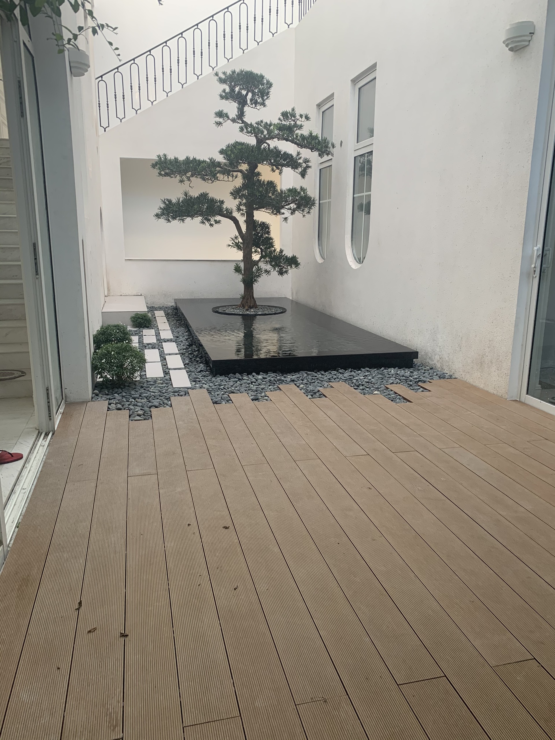 Sàn WPC lắp đặt cho sân vườn biệt thự tại quận 2
